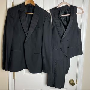 Hugo Boss Three Piece Slim Fit Virgin Wool Tuxedo Suit Black 34R